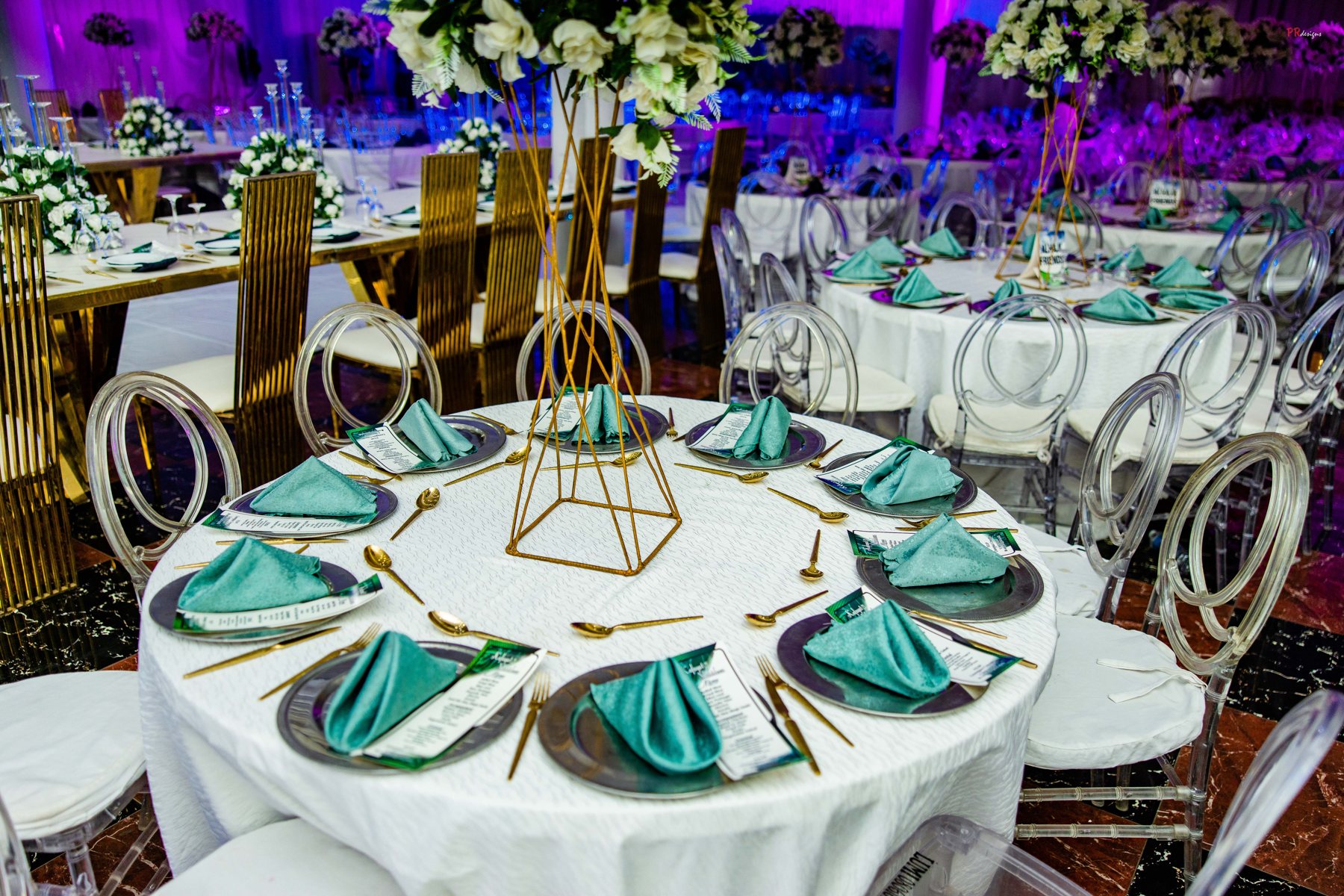 Round reception table setting